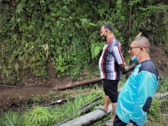 Bapak Direktur Utama bersama dengan Ketua komisi B DPRD Kota Yogyakarta melakukan pengawasan dan pengecekan pipa bocor terkena longsoran batu di Umbul Wadon